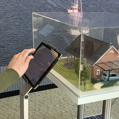 interaktiver Touchscreen zur Steuerung der Energieflüsse im Modell 